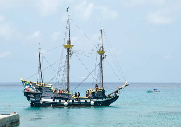 Replica Pirate Ship Taking Tourists Trip Grand Cayman Island Cayman — Stock Photo, Image