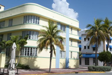 Pazar sabahı Miami South Beach 'teki ünlü Ocean Drive' da boş ve sessiz.).