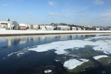 Neman Nehri manzarası kısmen buz ve Kaunas şehir merkezi (Litvanya) ile kaplıdır).