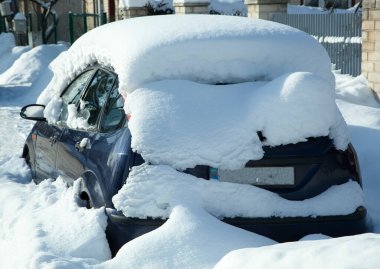 Kaunas 'ta kar fırtınasından sonra derin kar altında kalan araba (Litvanya)).