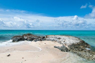 Karayip Denizi manzarası ve Büyük Türk adasında kayalık bir plaj (Turks ve Caicos Adaları)).