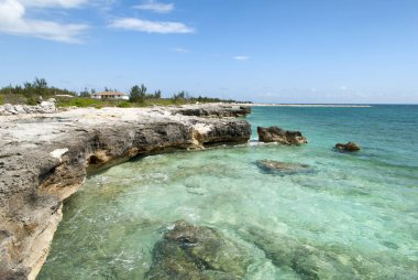 Büyük Bahama 'nın manzarası arka planda bir ev ile aşınmış..