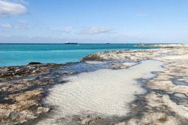 Arkasında kargo gemileri olan Büyük Bahama Adası kayalık kıyı şeridi manzarası.