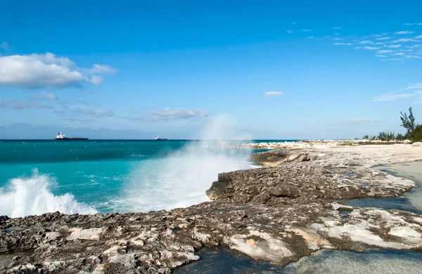 Het Uitzicht Grote Golven Raken Rotsachtige Geërodeerde Kustlijn Grand Bahama — Stockfoto