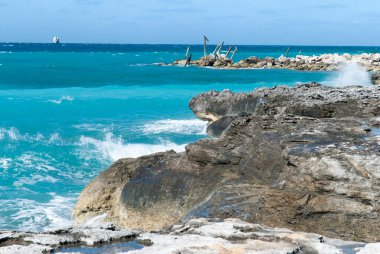Büyük Bahama adasını vuran dalgaların manzarası fırtınadan sonra yıkılan bir arka planda ev harabeleri ile aşındı..