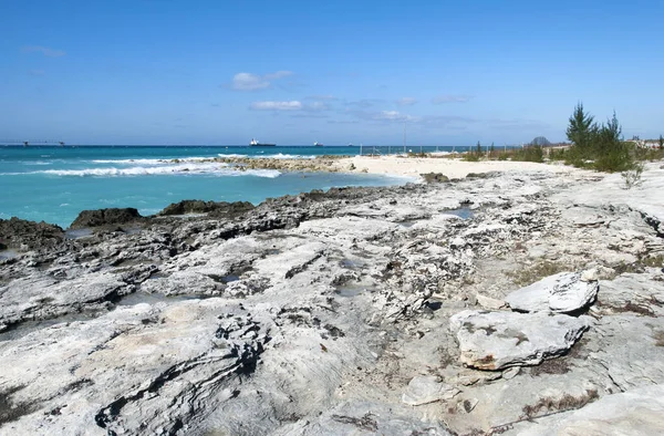 Arkasında Kargo Gemileri Olan Aşınmış Grand Bahama Adası Kıyı Şeridi — Stok fotoğraf