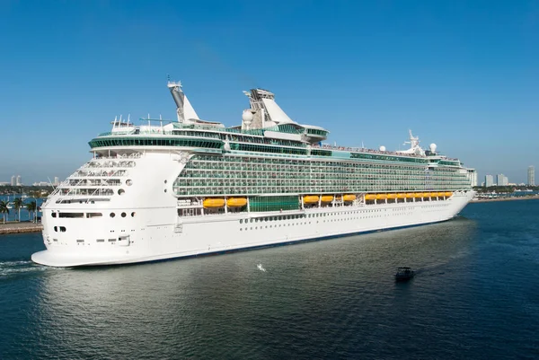 Cruise Ship Traveling Miami Main Channel Leaving City Florida — Stock Photo, Image