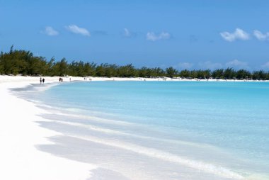 Half Moon Cay turistik adasındaki (Bahamalar) durgun turkuaz renkli kumsal sularının manzarası).
