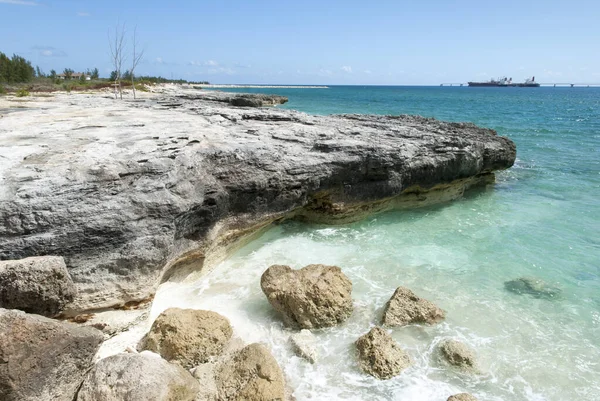 Aşınmış Grand Bahama Adası Kıyı Şeridi Manzarası Arka Planda Bir — Stok fotoğraf