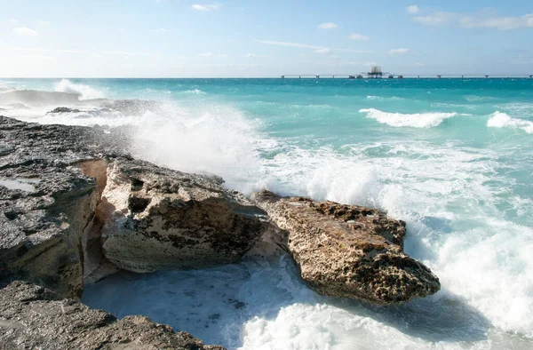 Utsikten Över Vågor Som Träffar Eroderad Stenig Strand Och Våt — Stockfoto