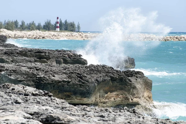 Vista Uma Onda Que Atinge Costa Erodida Ilha Grand Bahama — Fotografia de Stock
