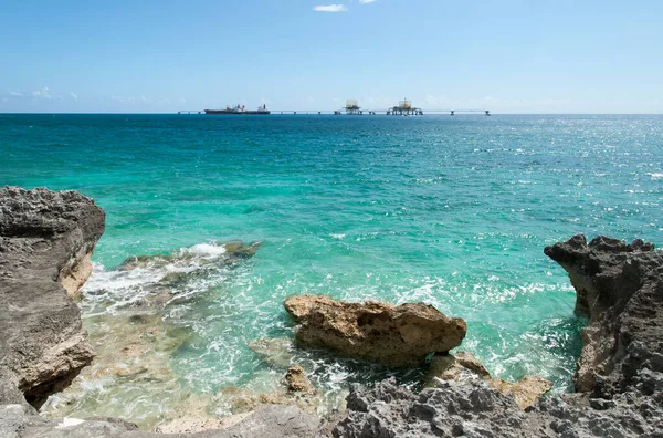 Θέα Ενός Βραχώδους Grand Bahama Νησί Ακτή Και Ένα Φορτηγό — Φωτογραφία Αρχείου