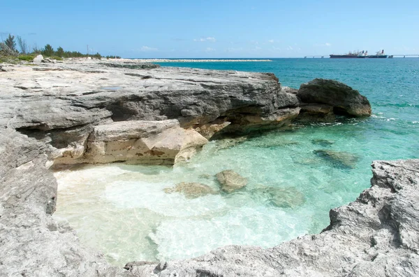 Little Beach Surrounded Eroded Steep Rocks Grand Bahama Island Shore — Stock Photo, Image