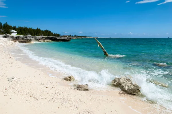Grand Bahama Adasındaki Freeport Kasabasında Dalgalı Bir Sahil Manzarası — Stok fotoğraf