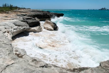 Büyük Bahama adasındaki kıyıları aşındıran güçlü dalgaların görüntüsü.