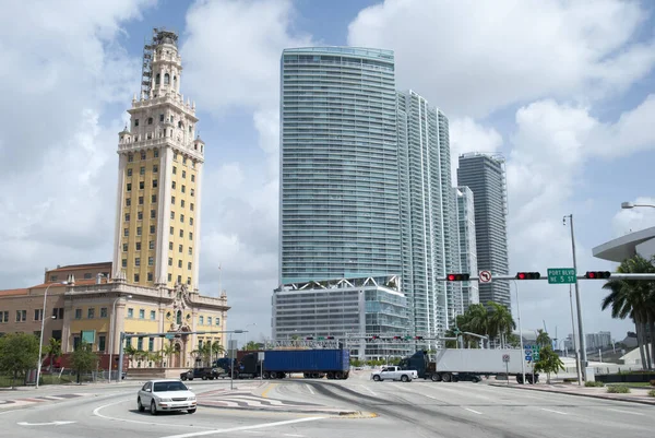 Skrzyżowanie Ulic Port Biscayne Oraz Zabytkowej Wieży Wolności Centrum Miami — Zdjęcie stockowe