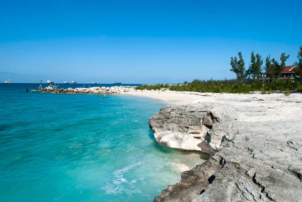 Vista Costa Rochosa Erodida Grand Bahama Navios Industriais Fundo — Fotografia de Stock