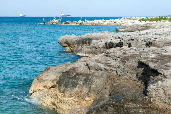 Den Eroderade Klippiga Stranden Grand Bahama Och Lastfartyg Bakgrund — Stockfoto