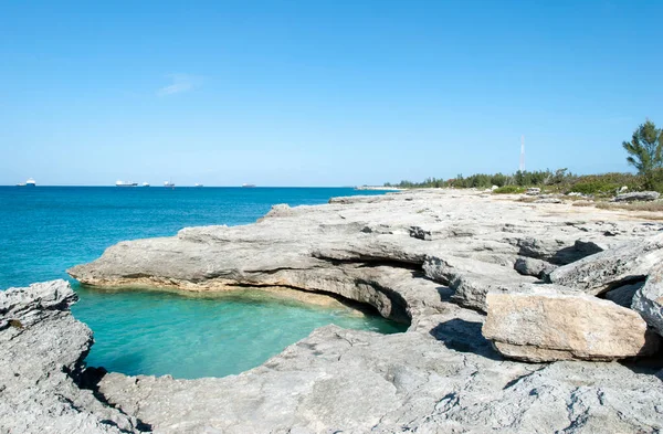 Vista Panorámica Isla Gran Bahama Erosionó Costa Con Barcos Industriales — Foto de Stock