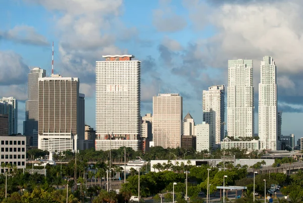 Vista Mañana Miami Rascacielos Del Centro Bajo Cielo Nublado Florida —  Fotos de Stock