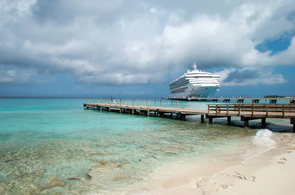 Widok Drewniane Molo Duży Statek Wycieczkowy Który Przybył Wyspę Grand — Zdjęcie stockowe