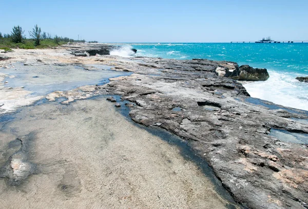 Büyük Bahama Adası Nın Arka Planında Dalgaların Oluşturduğu Islak Aşınmış — Stok fotoğraf