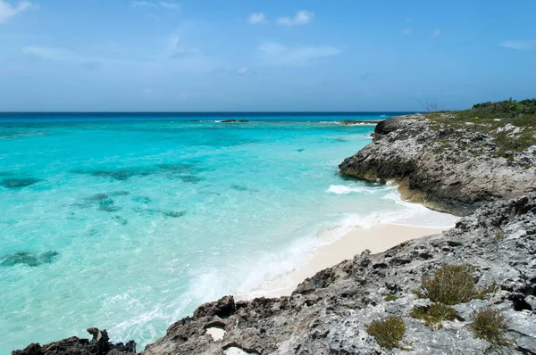 Γραφική Βραχώδης Ακτή Half Moon Cay Περιβάλλεται Από Διάφανα Νερά — Φωτογραφία Αρχείου