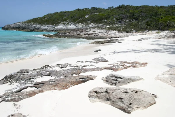 Widok Pustą Plażę Skałami Niezamieszkałej Wyspie Half Moon Cay Bahamy — Zdjęcie stockowe