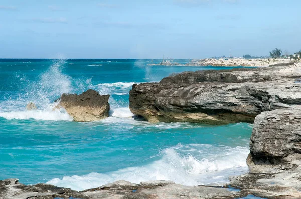 Steep Rocky Grand Bahama Island Coastline Wave Splashes — Stock Photo, Image