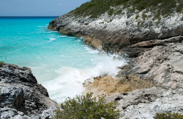 Ondas Atingindo Costa Rochosa Íngreme Ilha Half Moon Cay Desabitada — Fotografia de Stock