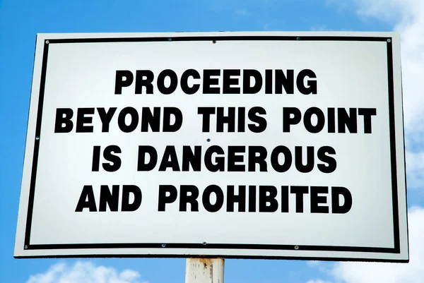 実際には危険性のない島の荒野から観光客をそらすためにハーフムーンケービーチの警告サイン バハマ — ストック写真