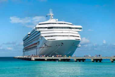 Rıhtıma demirlemiş büyük bir yolcu gemisinin sabah manzarası (Grand Turk, Turks ve Caicos Adaları).