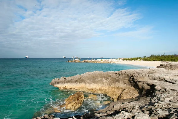 Late Namiddag Uitzicht Geërodeerde Grand Bahama Eiland Kustlijn Met Industriële — Stockfoto