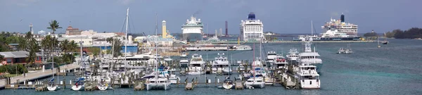 Het Panoramische Uitzicht Jachthaven Haven Van Nassau Afgemeerde Cruiseschepen Achtergrond — Stockfoto