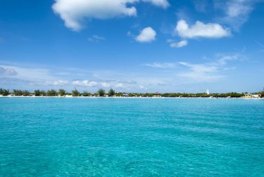 Half Moon Cay 'in (Bahamalar) arka planında turistik deniz manzarası).