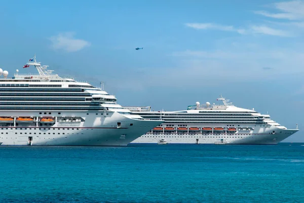 Vista Helicóptero Volando Sobre Dos Grandes Cruceros Deriva Cerca Isla —  Fotos de Stock