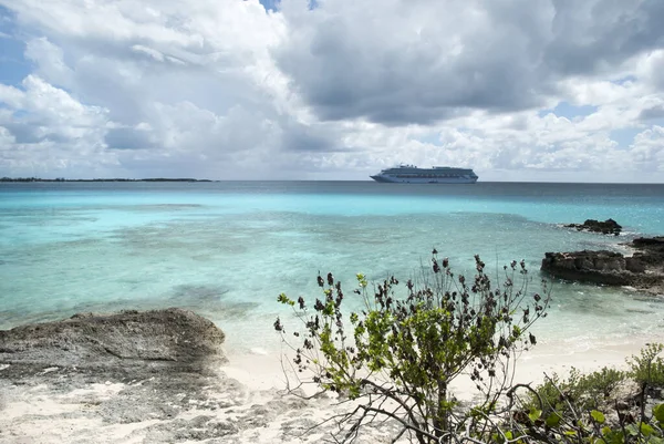 Het Uitzicht Half Moon Cay Rotsachtige Strand Met Een Drijvend — Stockfoto