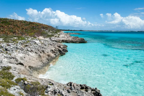 半月礁 巴哈马 上的风景或岩石陡峭的海岸线和碧绿的透明海水 — 图库照片