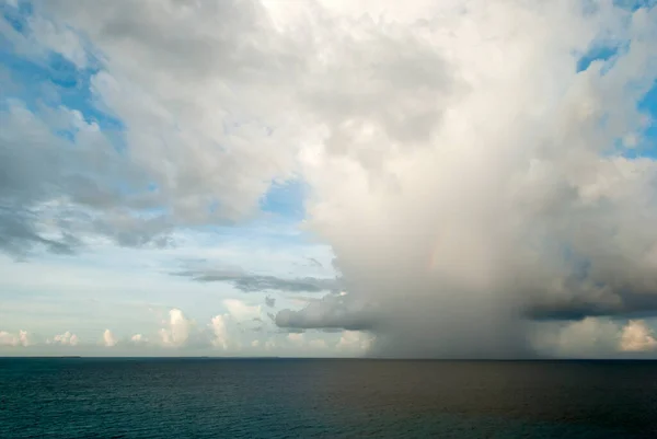 Der Frühmorgendliche Blick Auf Eine Dunkle Regenwolke Mit Einem Regenbogen — Stockfoto