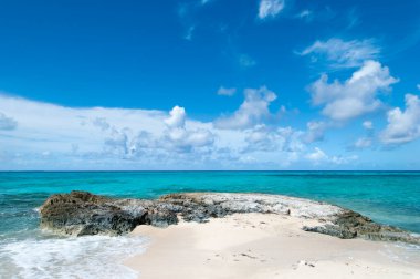 Turkuaz renkli suları ve pitoresk gökyüzü (Türkler ve Caicos Adaları) ile Büyük Türk adası sahili manzarası).