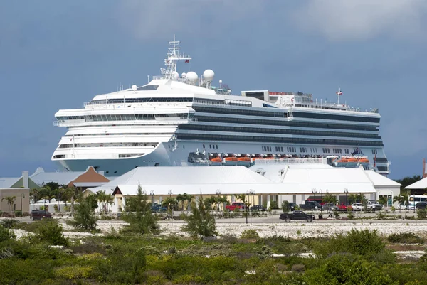 Het Uitzicht Een Groot Cruiseschip Afgemeerd Buurt Van Toeristische Dorp — Stockfoto