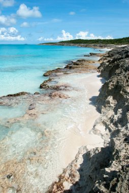 Half Moon Cay 'deki kayalık kıyı şeridinin ve şeffaf suların havadan görünüşü (Bahamalar)).