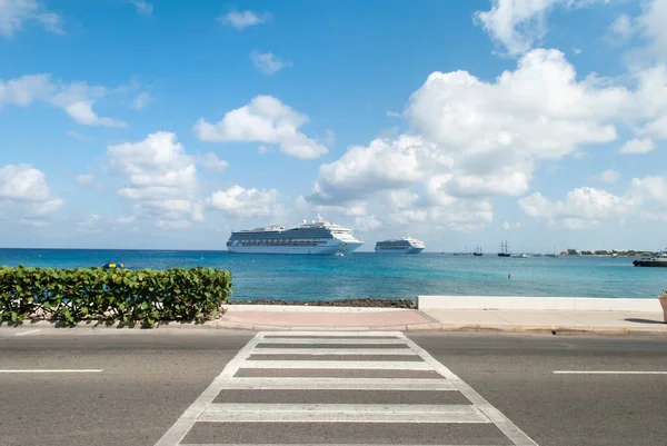 Pohled Přechod George Town Plující Výletní Lodě Pozadí Grand Cayman — Stock fotografie