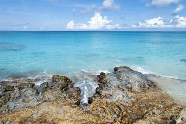 Het Schilderachtige Uitzicht Van Half Moon Cay Rotsachtige Kust Turquoise — Stockfoto