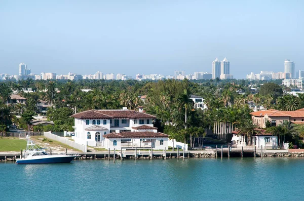 背景に住宅パーム島の高級住宅やマイアミビーチのスカイラインの景色 フロリダ州 — ストック写真