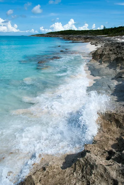 Malowniczy Widok Fal Uderzających Skalistą Plażę Half Moon Cay Bahamy — Zdjęcie stockowe