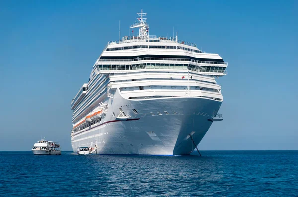 Vista Mañana Gran Crucero Barco Tierno Que Lleva Los Turistas — Foto de Stock