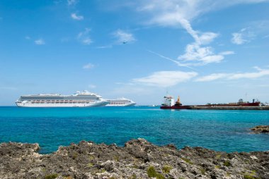 Helikopter, Cayman Adaları 'ndaki Büyük Cayman Adası' ndaki George Town limanında gemilerin üzerinde uçuyor.).