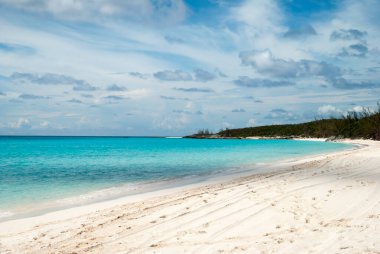 Half Moon Cay 'in boş sahili ve Karayip Denizi' nin turkuaz renkli suları (Bahamalar). 