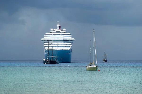 Navires Différentes Tailles Sous Ciel Lourd Dérivant Près Île Grand — Photo